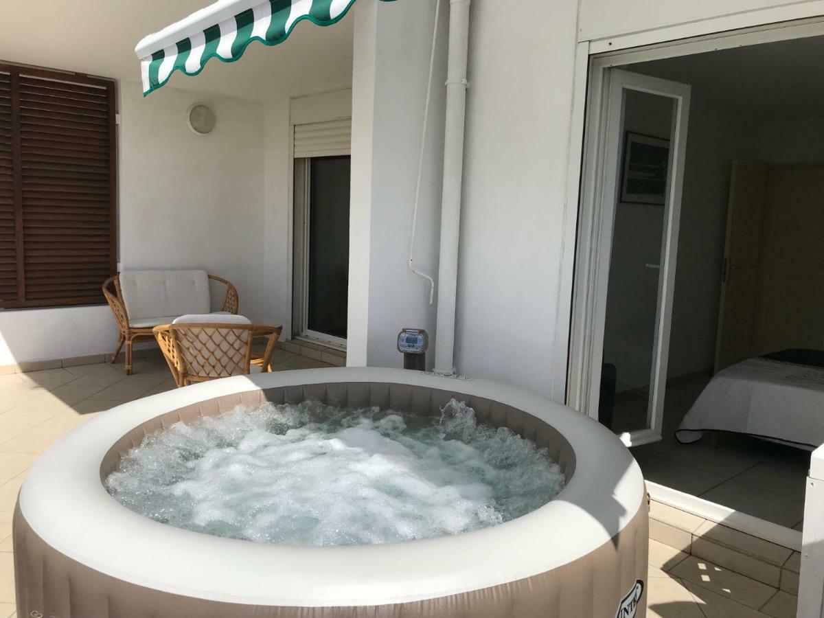 Meuble Homard Avec Jacuzzi Et Vue Mer Saint-Gilles-les Bains Exteriér fotografie