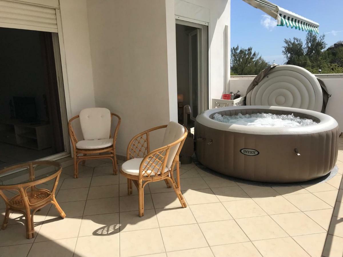 Meuble Homard Avec Jacuzzi Et Vue Mer Saint-Gilles-les Bains Exteriér fotografie
